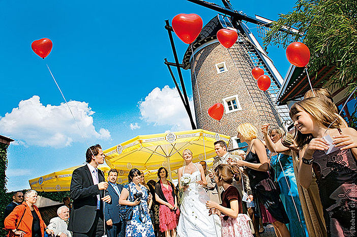 Hochzeitsfoto Farbe Brautpaar Luftballons