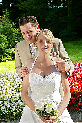 Hochzeitsfoto Farbe Brautpaar Garten